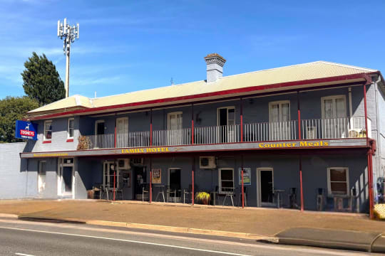 UNDER OFFER - Family Hotel, Cootamundra NSW - 1P0382