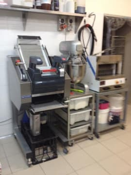 Italian Bakery/Cafe' in prominent position