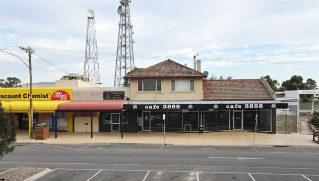 FULLY LICENSED CAFE, HEAVY TOURIST AREA IN HEYFIELD.