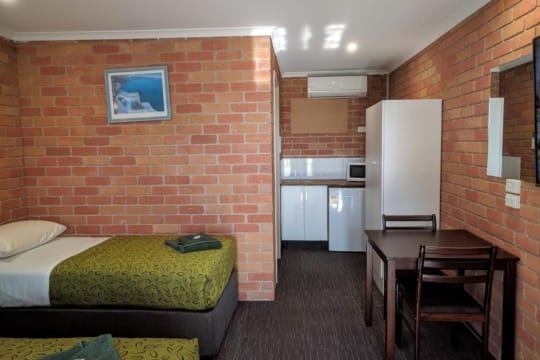 High-Exposure Regional Motel on Prime Western Highway Site