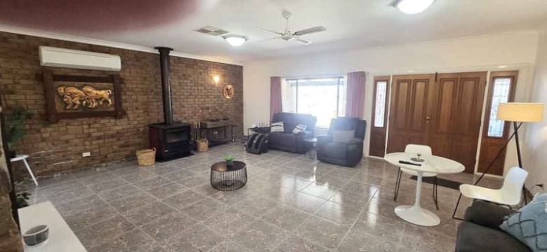 Property with 2 Residences & 2 Galleries on 6.5 acres