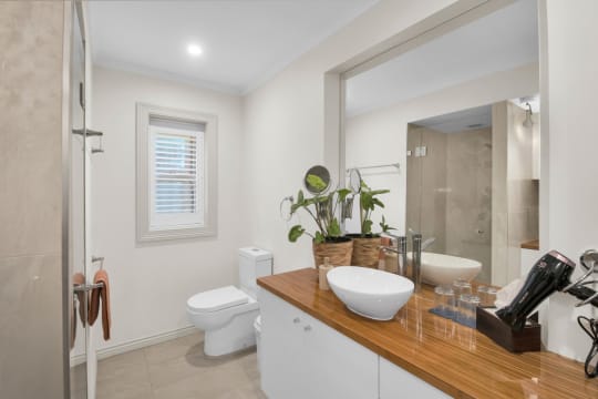 Prime Location Residence with Income or 3 BnB lets (stca) or Health Professional Rooms