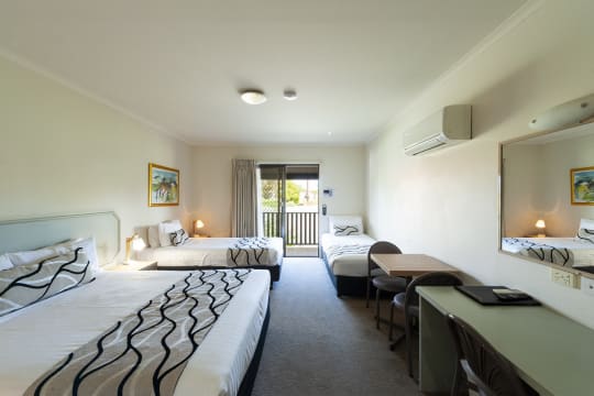 LEASEHOLD - Country Club Motor Inn, Deniliquin NSW - 1P0590
