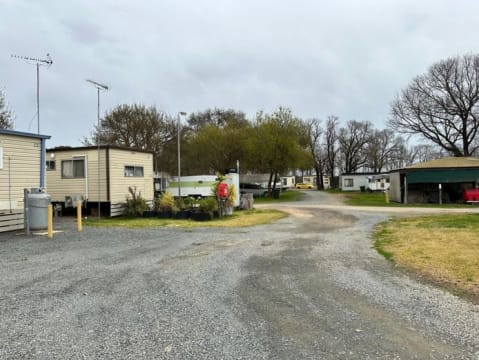 Accommodation Crisis ?  Possible $900K NET to a investor.