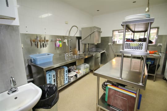 FULLY LICENSED CAFE, HEAVY TOURIST AREA IN HEYFIELD.