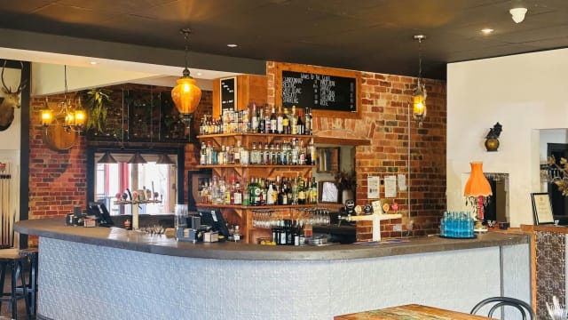 Award-Winning Farmers Arms Hotel – Creswick