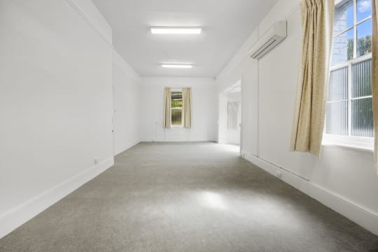 Prime Location Residence with Income or 3 BnB lets (stca) or Health Professional Rooms