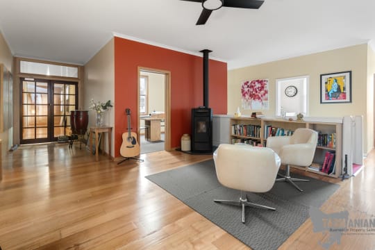 EXTRAORDINARY OPPORTUNITY RENOVATED 10 ROOM HOTEL & RESTAURANT, BAR & BOTTLESHOP