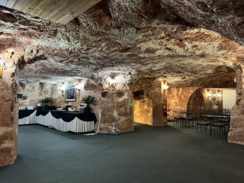 MULTI-AWARD WINNING UNDERGROUND MOTEL IN COOBER PEDY | Resort Brokers ID : FH009333