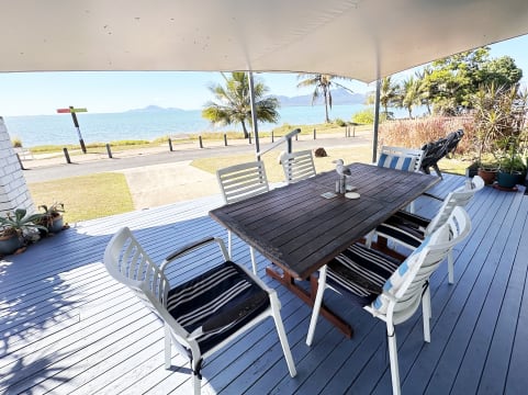 Money Maker Beachfront Leasehold, Walk to CBD And Lifestyle Business Opportunity - 2688ML