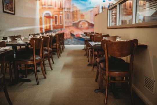 Thriving Pizza Restaurant & Takeaway - Prime Echuca Location