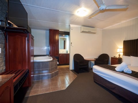 MONEY MAKING LEASEHOLD BUSINESS OPPORTUNITY WITH SECURE LEASE, MACKAY - 2903ML