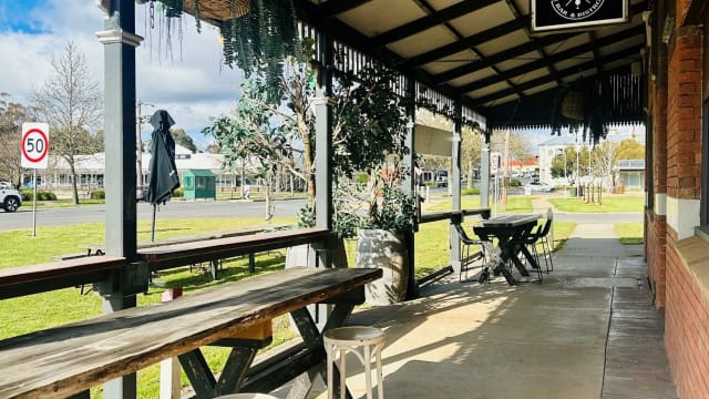 Award-Winning Farmers Arms Hotel – Creswick