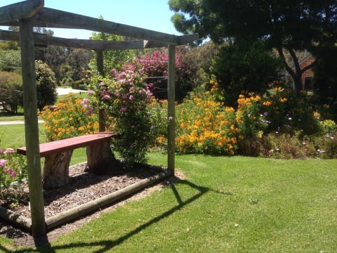 HOLIDAY COTTAGES, COASTAL, MOTEL