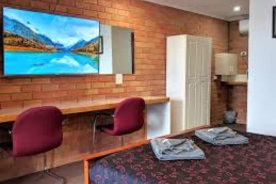 High-Exposure Regional Motel on Prime Western Highway Site