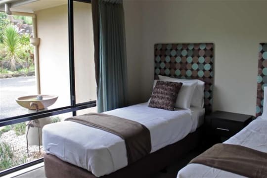 FREEHOLD 7.5 ACRES & HOLIDAY ACCOMMODATION FOR SALE