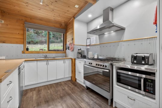 FHGC Tasmanian Accommodation A1 Presentation Spectacular Views 10%ROI 6 Cabins 2 Houses 2 Titles