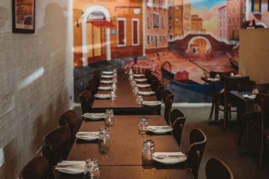 Thriving Pizza Restaurant & Takeaway - Prime Echuca Location