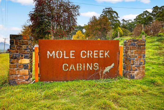 FHGC Tasmanian Accommodation A1 Presentation Spectacular Views 10%ROI 6 Cabins 2 Houses 2 Titles