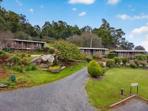 FHGC Tasmanian Accommodation A1 Presentation Spectacular Views 10%ROI 6 Cabins 2 Houses 2 Titles