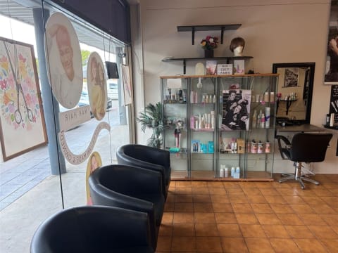 Established Local Salon - 40 Years* of Trade - Strong Commun