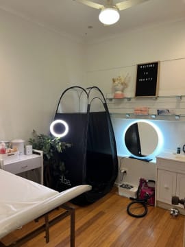 Spacious Hair Salon with Beauty Room in Prime Doncaster East Location
