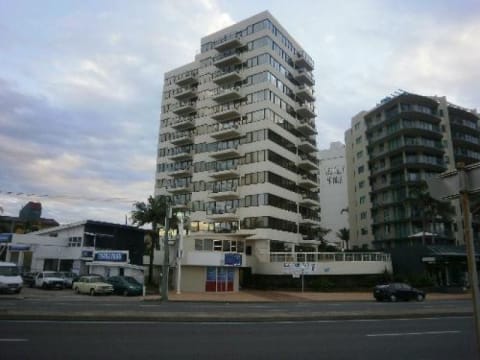 CARLA LUNA - ITALIAN RESTAURANT WITH FREEHOLD ACROSS FROM BEACH!