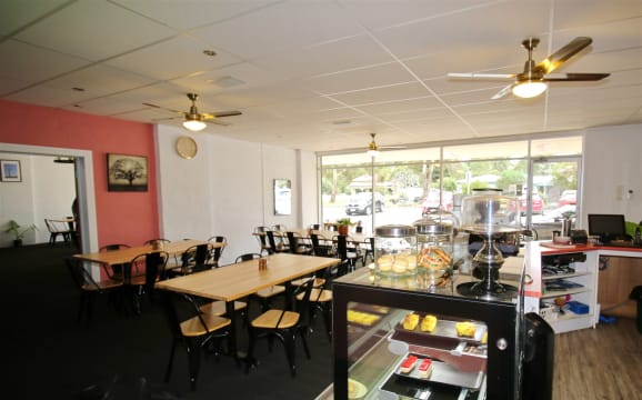 FULLY LICENSED CAFE, HEAVY TOURIST AREA IN HEYFIELD.