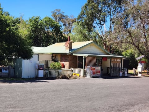 CARAVAN PARK - General Store, Fuel - GROUP ACCOMMODATION - RESORT - Complete Off-Grid Town