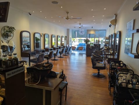 Spacious Hair Salon with Beauty Room in Prime Doncaster East Location