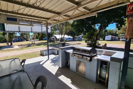 Coastal Caravan Park - island views and  just a short stroll to the town centre and beachfront