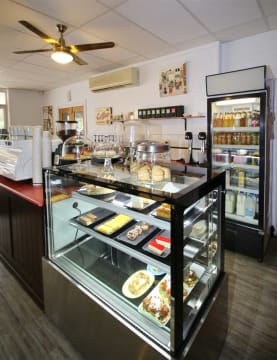 FULLY LICENSED CAFE, HEAVY TOURIST AREA IN HEYFIELD.