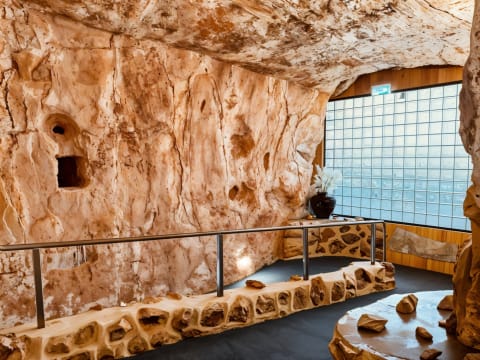 MULTI-AWARD WINNING UNDERGROUND MOTEL IN COOBER PEDY | Resort Brokers ID : FH009333