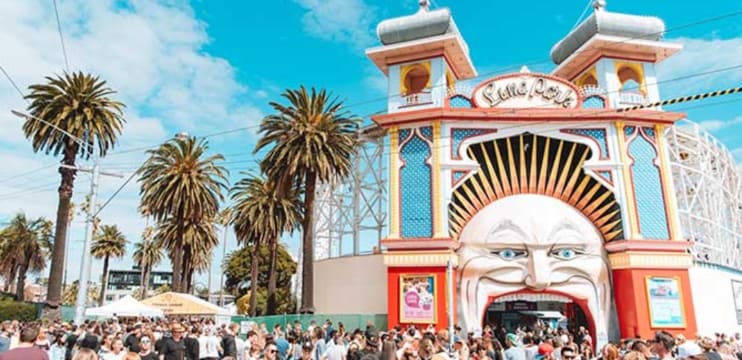 TROPHY BEACHSIDE HOSPITALITY VENUE | $1.9M TURNOVER | ELITE CORNER POSITION