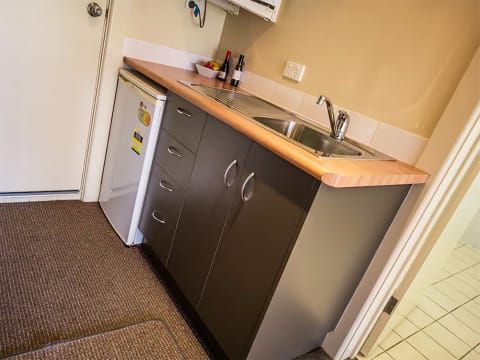 COUNTRY LIVING , CITY CLASS, FAR FROM THE RAT RACE, YOU’LL LOVE IT! - 2814ML