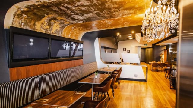 Modern A1 Licensed Restaurant Water Views Highly Establised No Ingoing
