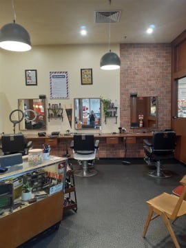 Barber Shop 5 Chairs WIWO operating under management