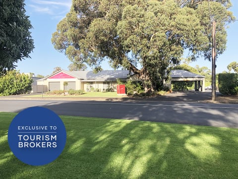 COUNTRY LIVING , CITY CLASS, FAR FROM THE RAT RACE, YOU’LL LOVE IT! - 2814ML