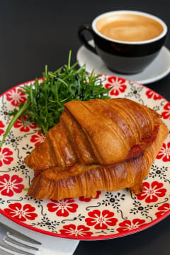 Under Offer: Calling All Aspiring Café Owners and Lifestyle Buyers – Bondi Café, Now $89k + SAV