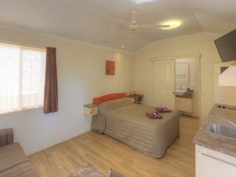 MONEY MAKER, EXCEPTIONAL LIFESTYLE WITH INCOME - 1036CPF