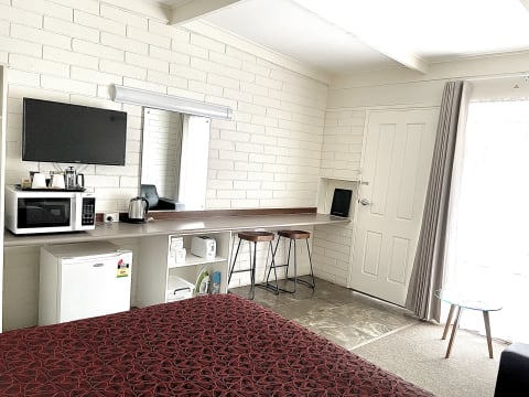 AN ABSOLUTE RIPPER LEASEHOLD MOTEL - 2682ML