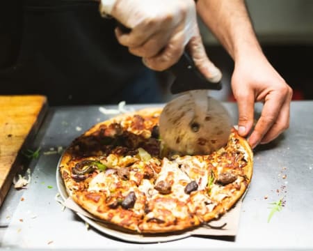 FULLY LICENSED BAR & RESTAURANT | WALKING DISTANCE TO LUNA PARK | NEXT TO MAJOR THEATRE