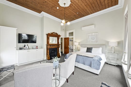 LEASEHOLD - Bull & Mouth Hotel Motel, Maryborough VIC - 1P0576