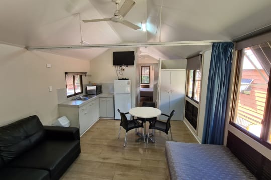 Coastal Caravan Park - island views and  just a short stroll to the town centre and beachfront