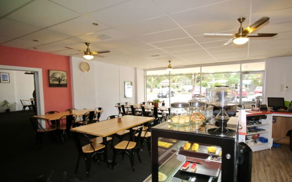 FULLY LICENSED CAFE, HEAVY TOURIST AREA IN HEYFIELD.