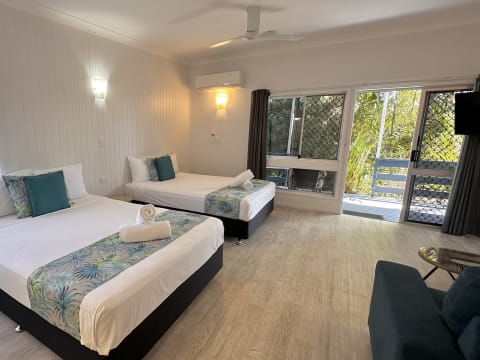 Money Maker Beachfront Leasehold, Walk to CBD And Lifestyle Business Opportunity - 2688ML