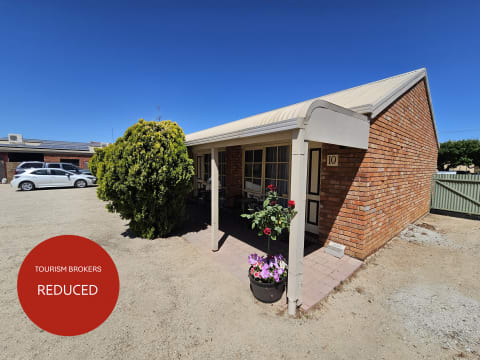 COUNTRY OPPORTUNITY WITH A BRIGHT FUTURE - 2453ML