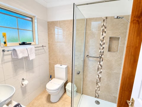 Rare East Coast Tasmania Profitable Accommodation Villas Cottages Separate DA Lots Sea Change Opp