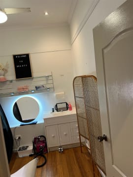 Spacious Hair Salon with Beauty Room in Prime Doncaster East Location