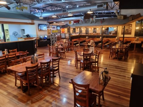 National Restaurant Franchise Opportunity. Excellent Net Profit Estabishment.